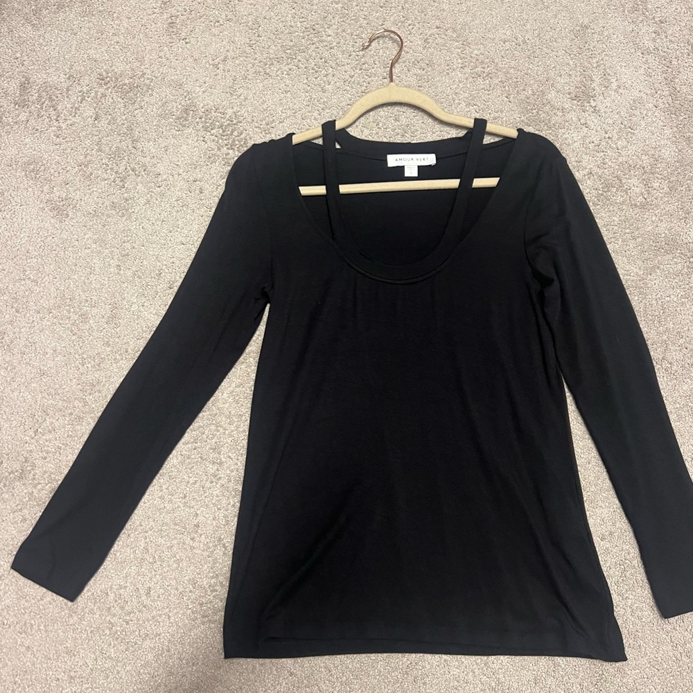 Amour Vert Black Blouse with Crew Neckline